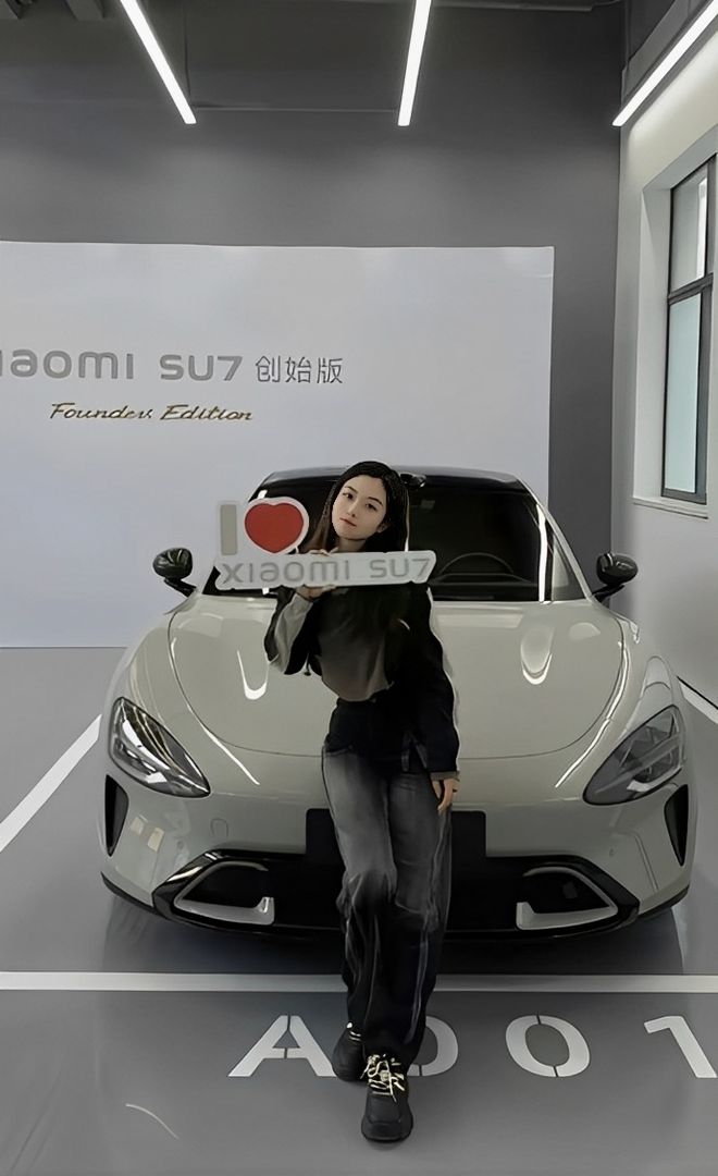 质量都这么高的吗？仙女也就长这样吧冰球突破豪华版小米SU7的美女车主(图2)