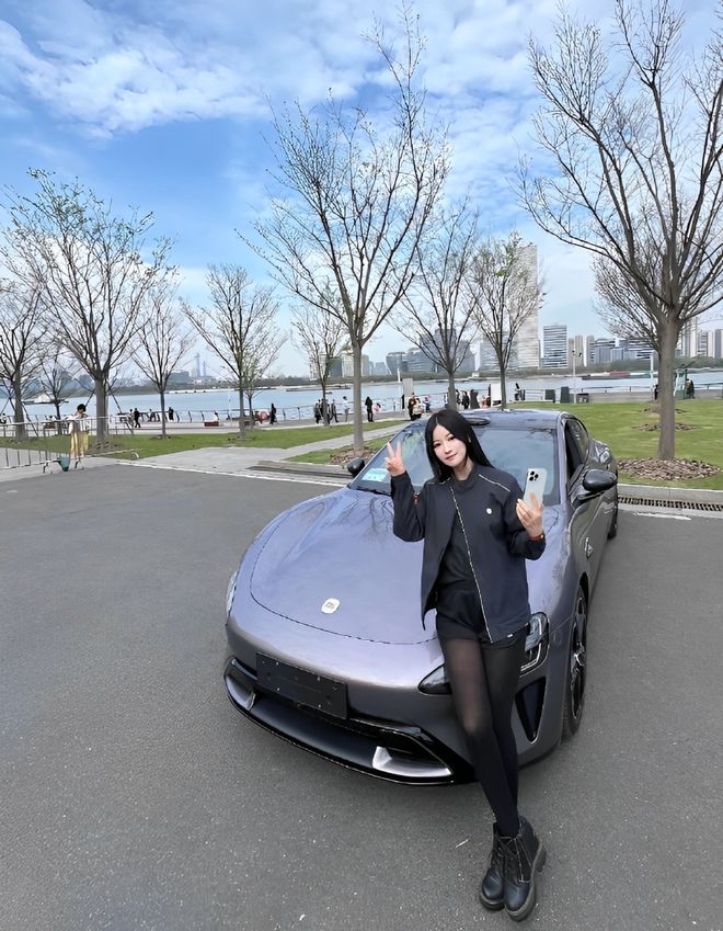 质量都这么高的吗？仙女也就长这样吧冰球突破豪华版小米SU7的美女车主(图9)