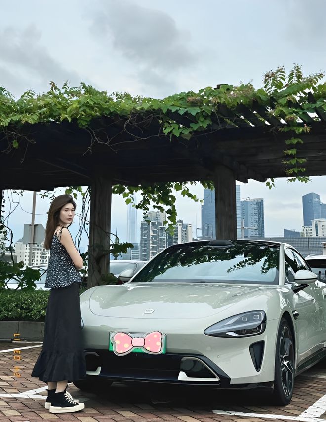 质量都这么高的吗？仙女也就长这样吧冰球突破豪华版小米SU7的美女车主(图6)