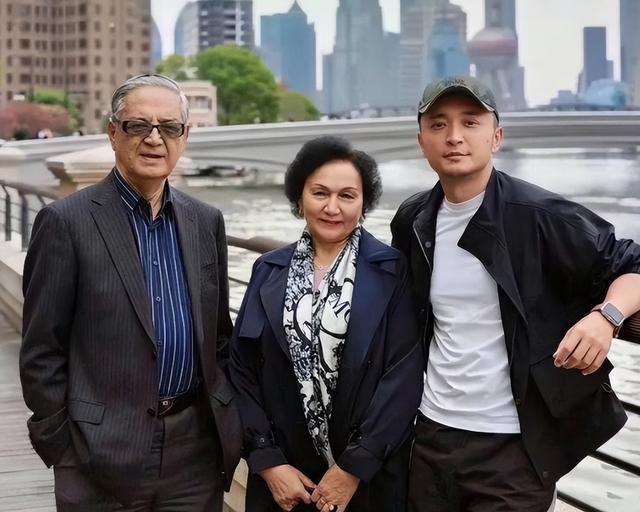 译官父亲难怪42岁尼格买提离婚无儿女冰球突破平台母亲是演员二婚重组嫁翻(图2)